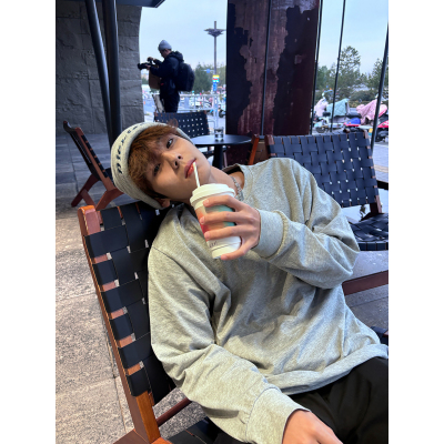 浅灰色美式正肩圆领长袖T恤冬季