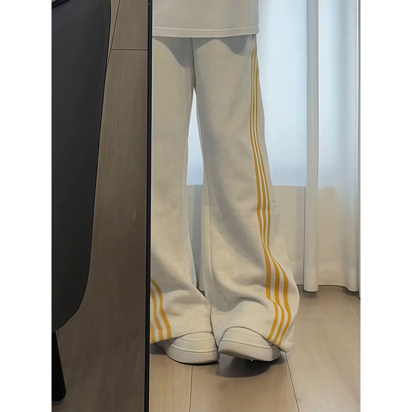 白灰色三条杠弯刀卫裤男款秋季