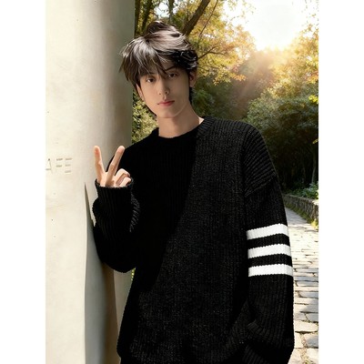黑色三条杠圆领毛衣男款冬季