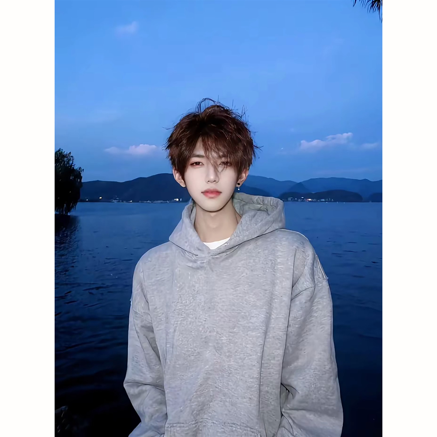 浅灰色正肩连帽卫衣男款秋季外套