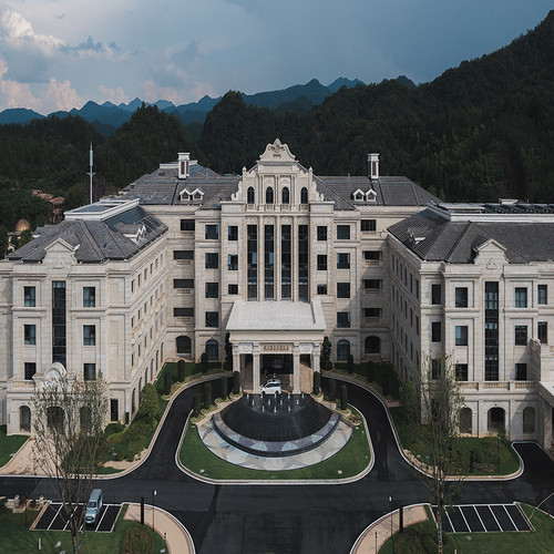 位于温泉小镇核心地带，毗邻温泉萤石博物馆、婺州窑艺术公园等风景区； 欧式城堡风格，古典与现代结合，华贵典雅，特色豪华客房及温泉套房可选 1-2晚特色套餐可选，节假日不加价可用！