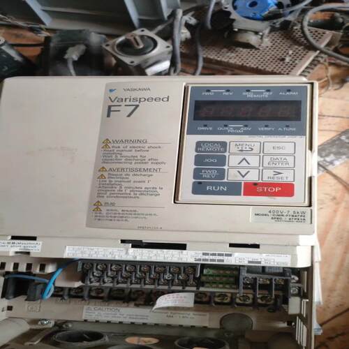 安川F7-7.5KW变频器一台，成色自定义，缺下盖，功能包好（耶耶电