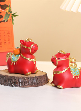 马年喜庆新年红色小马桌面工艺品树脂摆件创意节日文创潮玩公仔