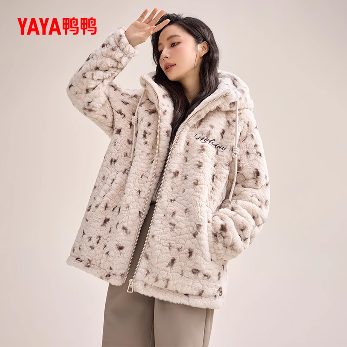 鸭鸭休闲短款连帽羽绒服女