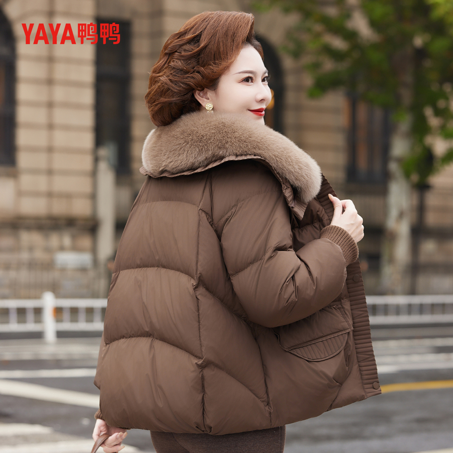 YAYA鸭鸭羽绒服女2025年冬季中老年加厚短款毛领妈妈装外套A