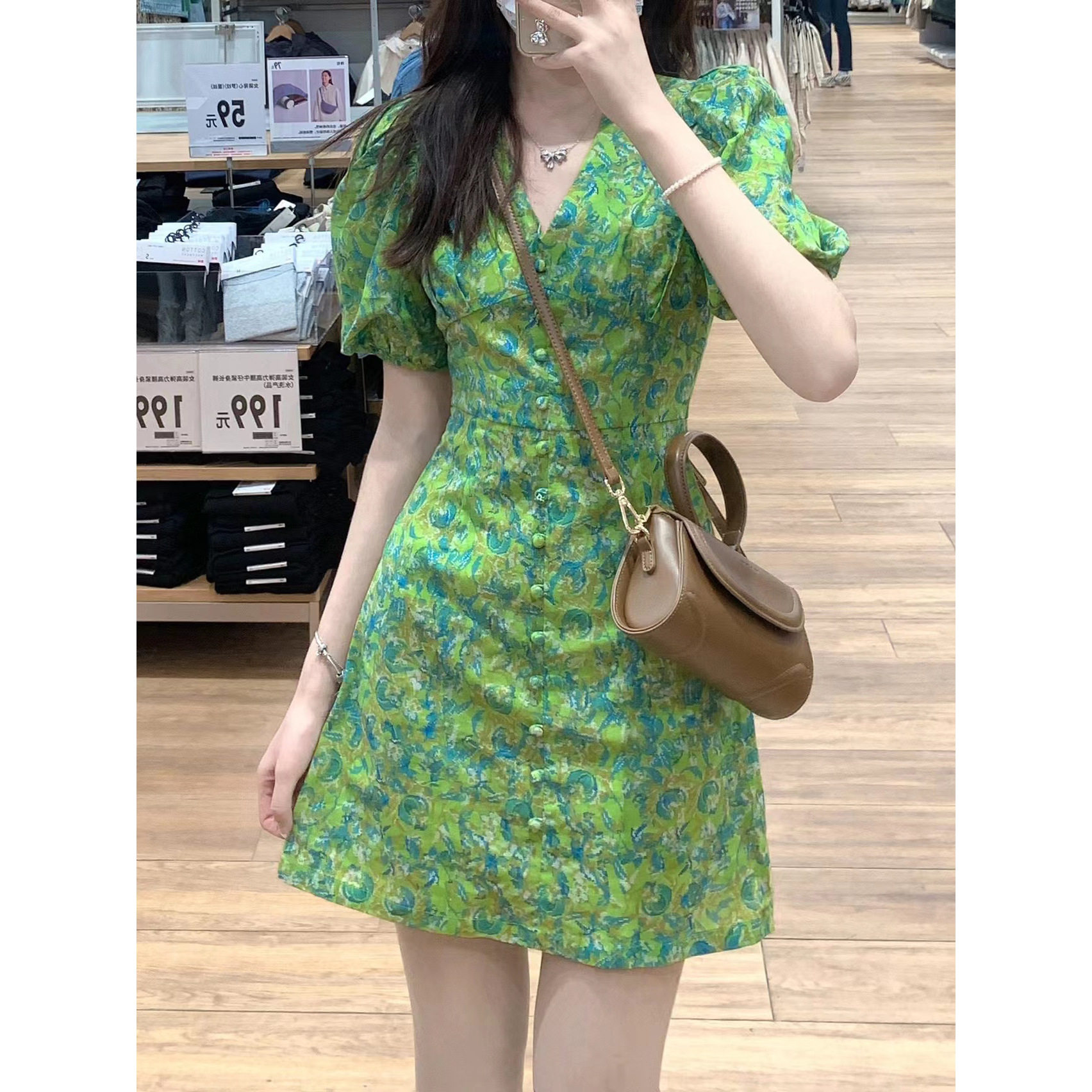 欧洲站夏季女装2025新款法式甜美泡泡袖V领短裙子绿色碎花连衣裙