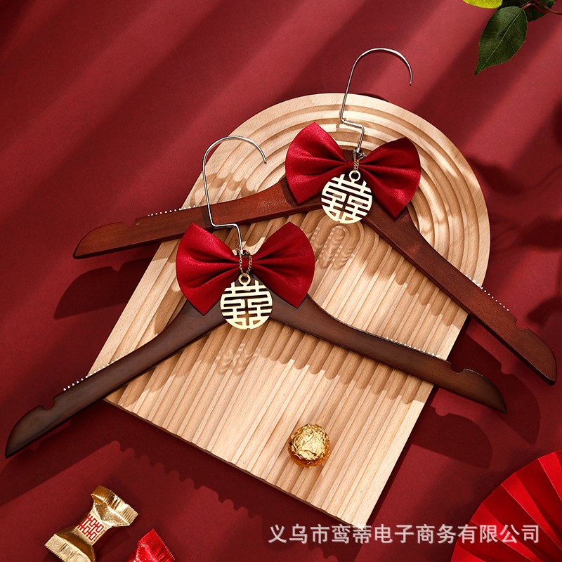 结婚喜字衣架订婚专用红色新郎新娘秀禾服婚纱一对实木定制衣服架