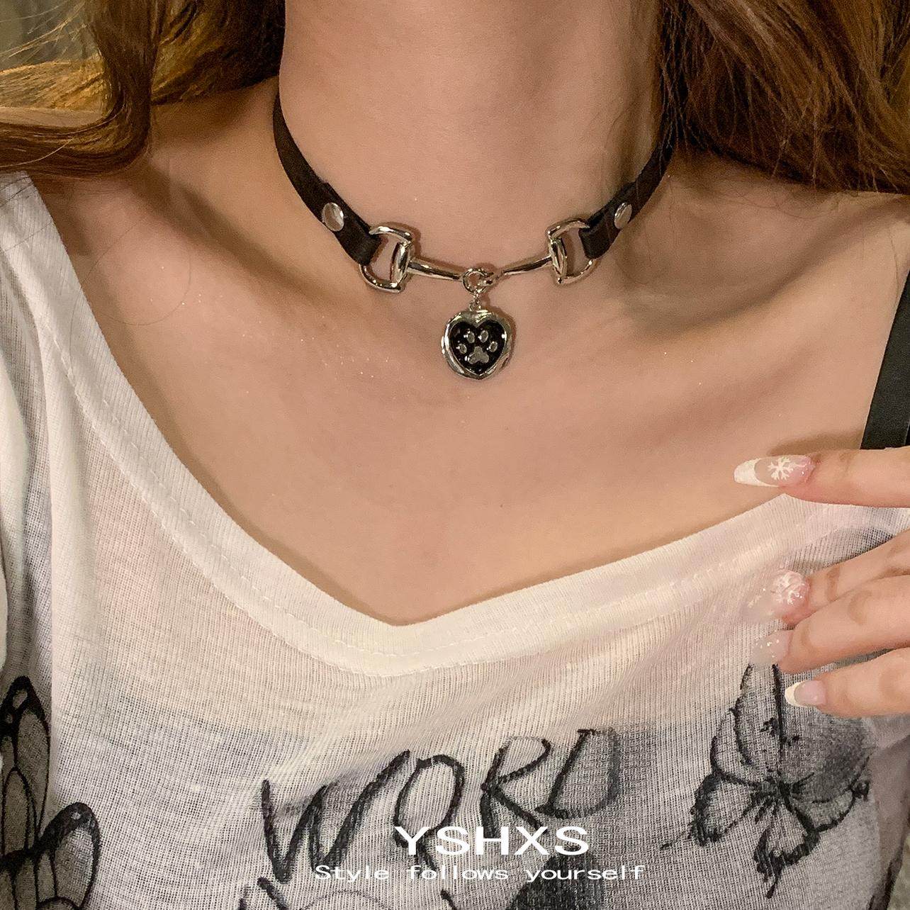 暗黑风爱心猫爪吊坠皮革甜酷辣妹风y2k项圈choker锁骨链女颈链
