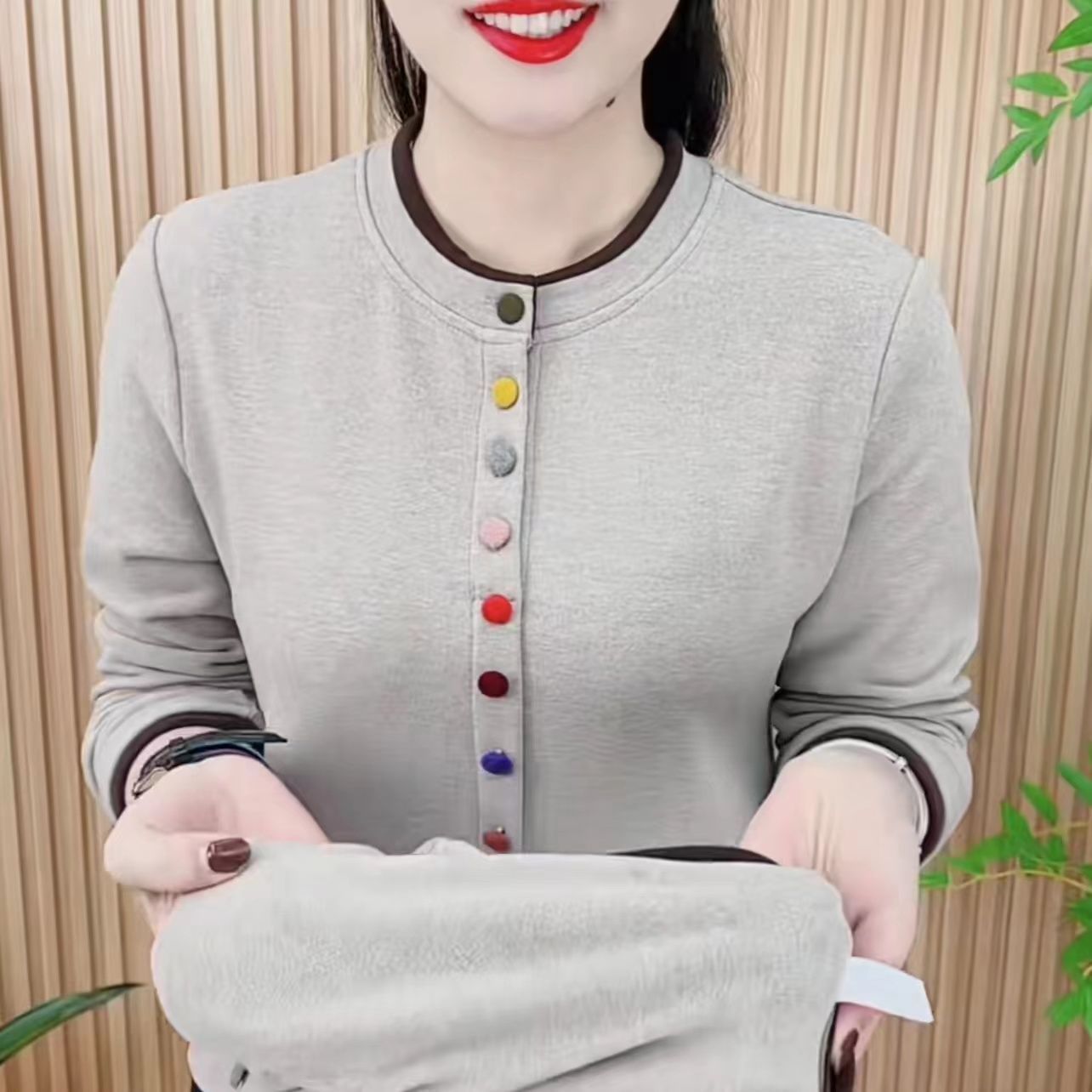新款冬季新年拜年洋气新品彩扣圆领纯色百搭女士小衫