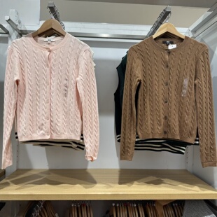 试衣间秋季女装纽花圆领针织衫百搭宽松开衫纯色长袖毛衣481477