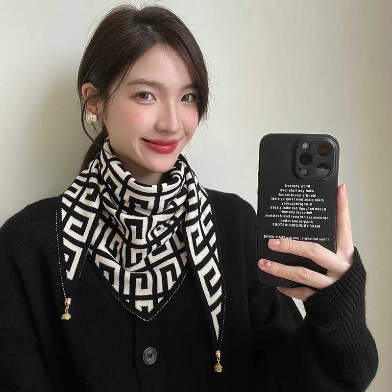 春秋季黑白回纹针织三角巾女秋冬