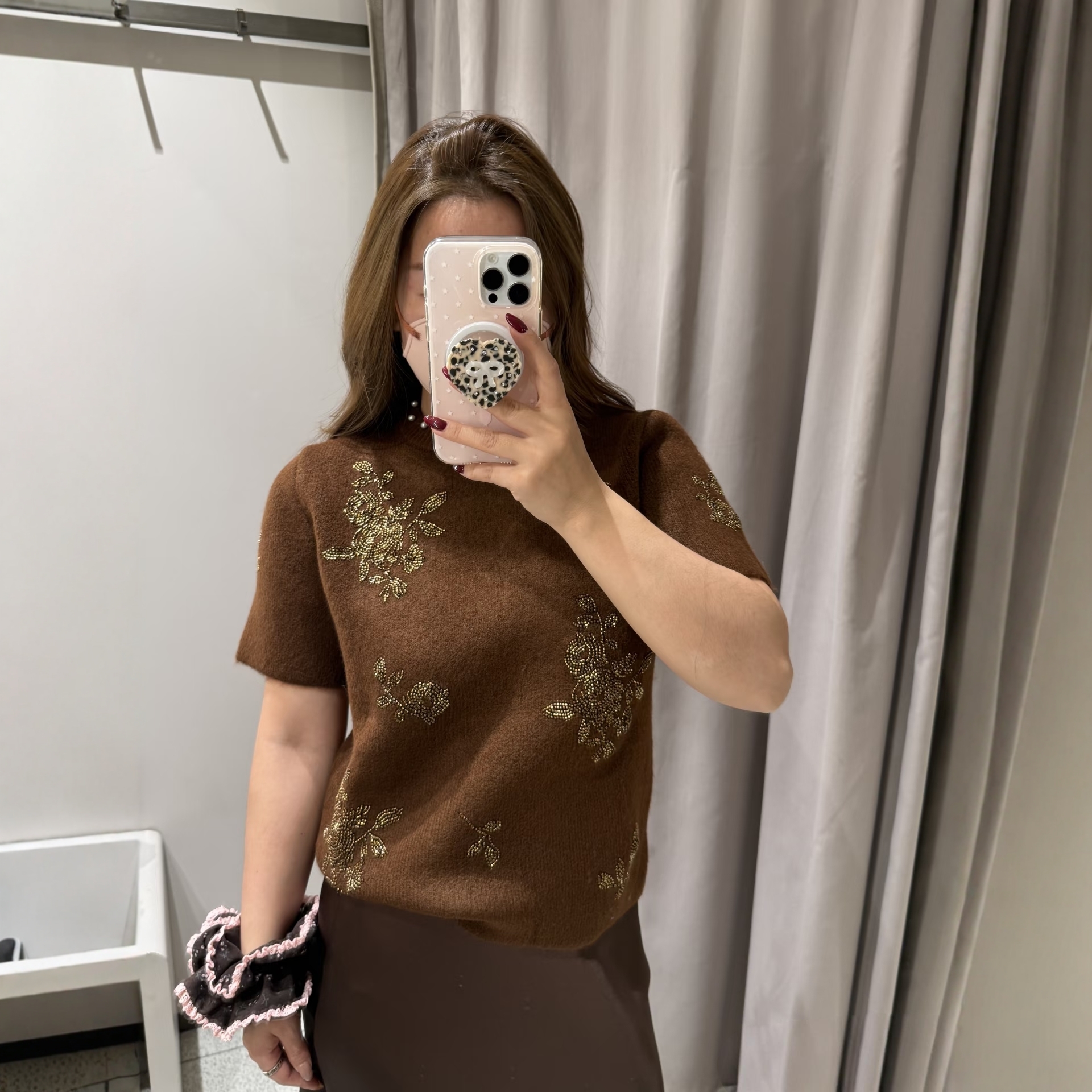 棕色圆领串珠花朵装饰短袖针织衫