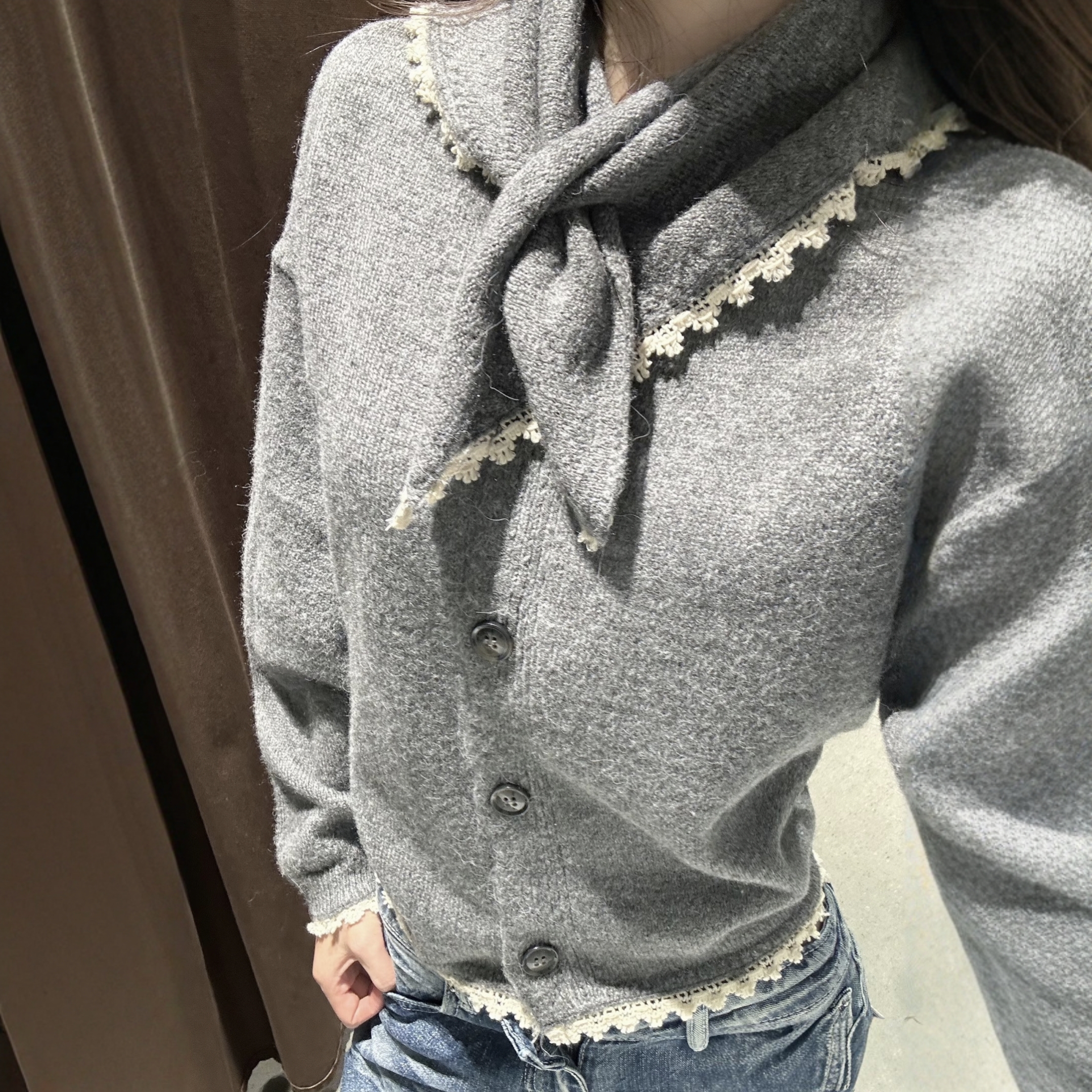 灰色撞色花边收边圆领长袖毛衣女