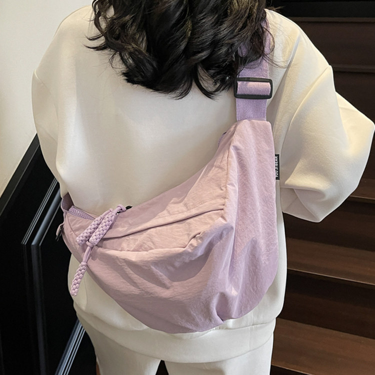 大容量饺子包女2026新款轻便宽带斜挎包尼龙帆布通勤包运动骑行包