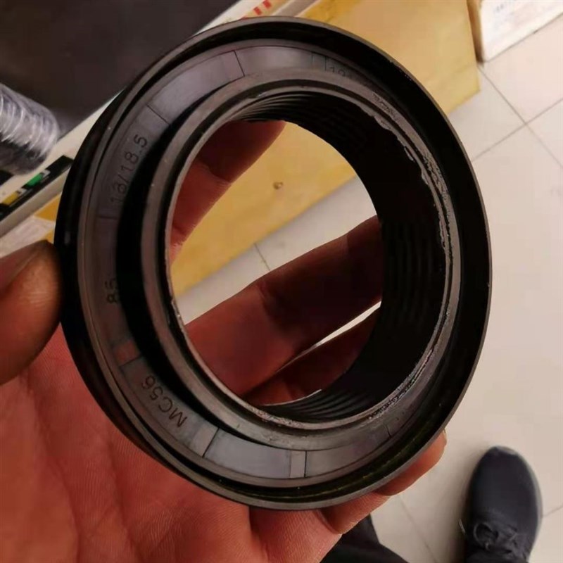 速发东方红拖拉机配件MF504立轴1封主销壳油封56885*油*-18.5