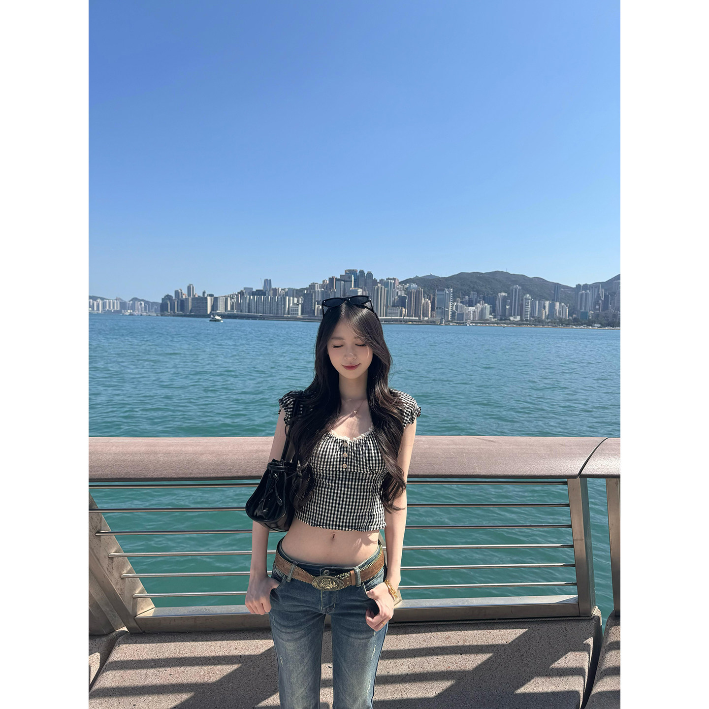 辣妹甜心短款露脐黑白格纹蕾丝花边上衣女夏季新款显瘦性感小衬衫