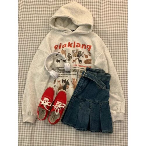 Retro loose long sleeved hooded sweatshirt宽松长袖连帽卫衣女