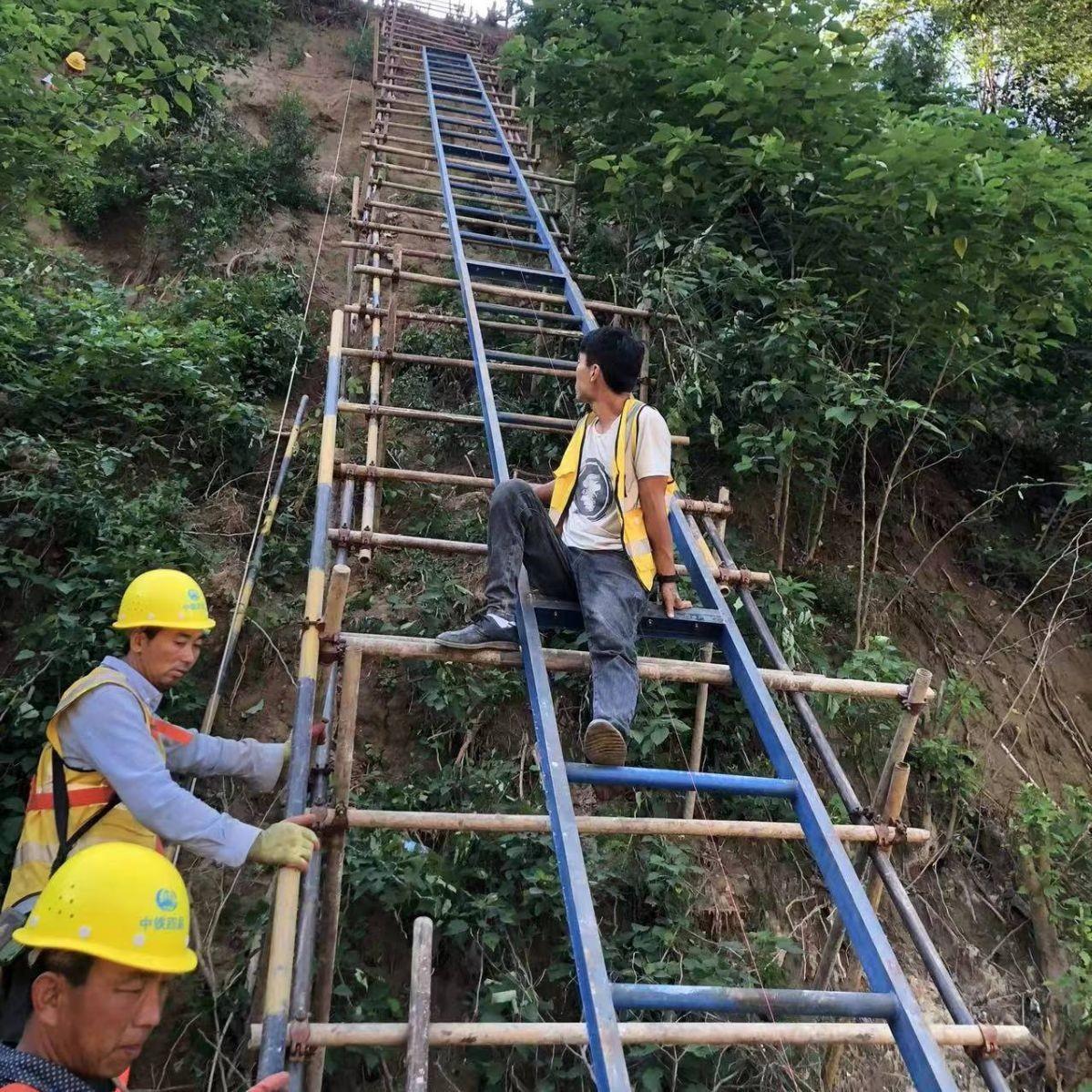 爬山虎斜坡上料机 护坡砂浆渣土提升机 加厚轨道运输机 巩起机械