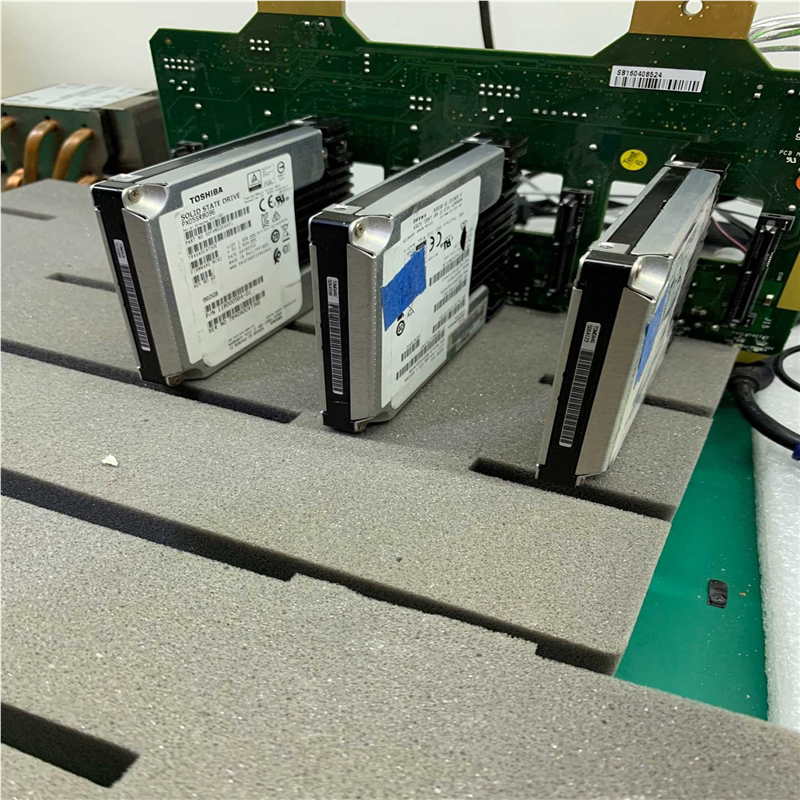 【顺庆】东芝 SSD 400G 12gb【议价】