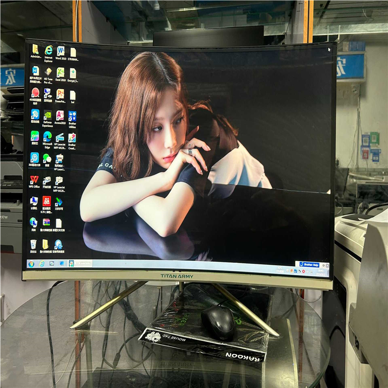 【汇生】泰坦军团32寸曲面显示器！奶白奶白的颜色，刷新率60hz，