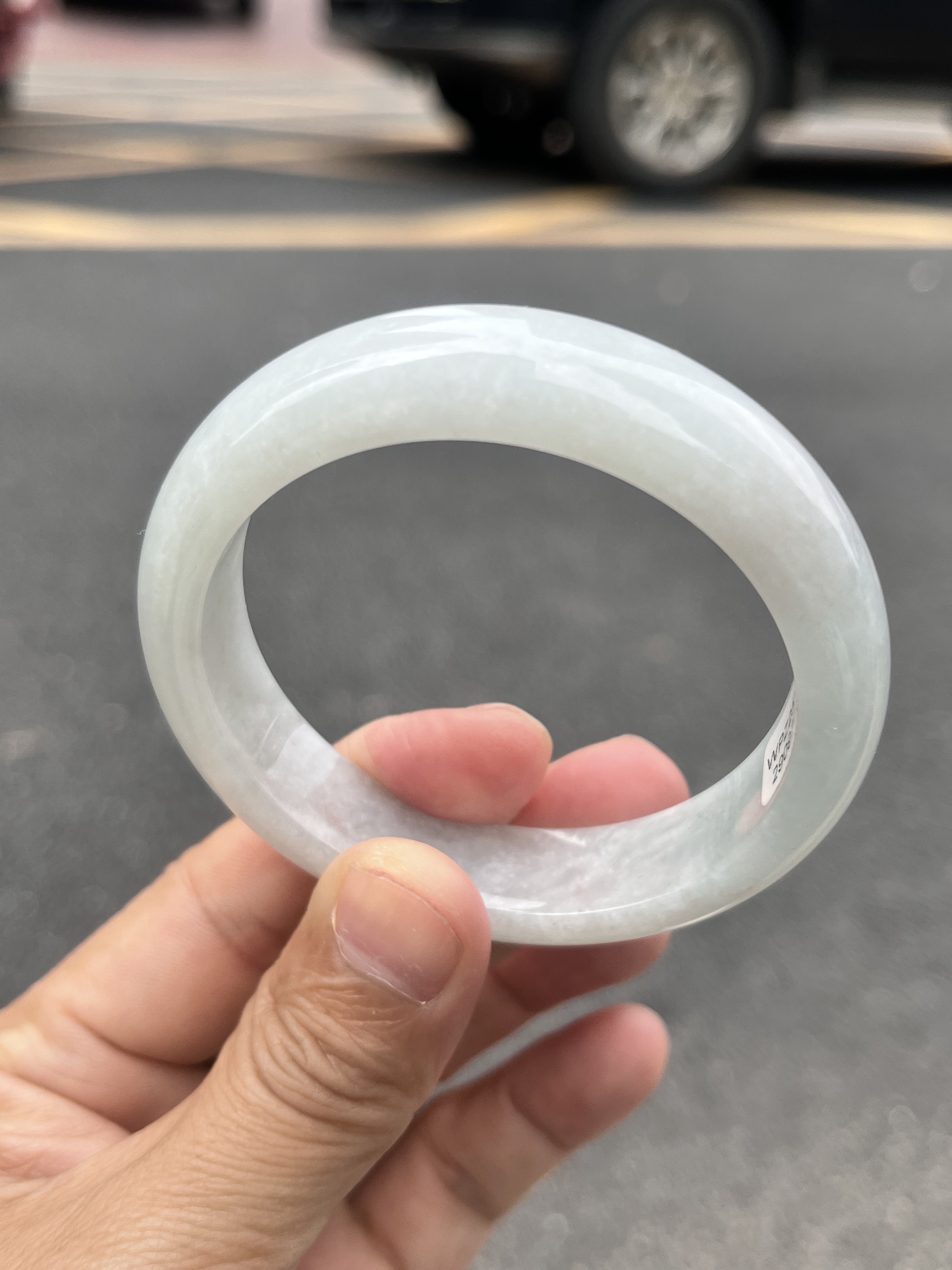 1029-0977天然A货翡翠55-14-8淡绿水润干净有纹