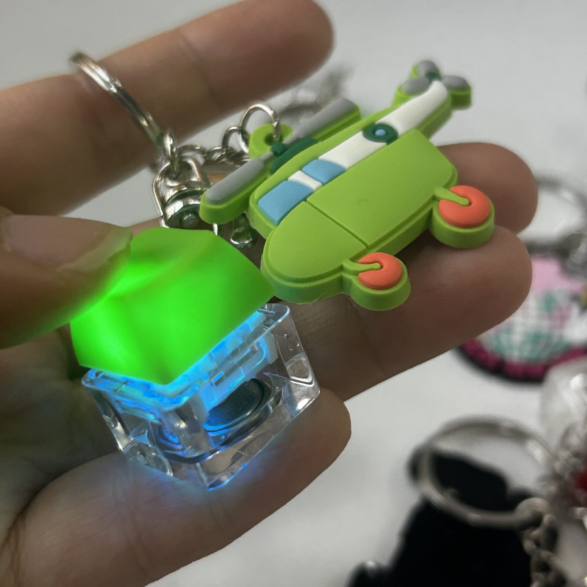 卡通包挂饰发光按键EDC解压玩具
