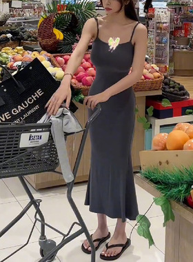 Skinny and tight fitting hip hugging skirt显瘦紧身包臀裙