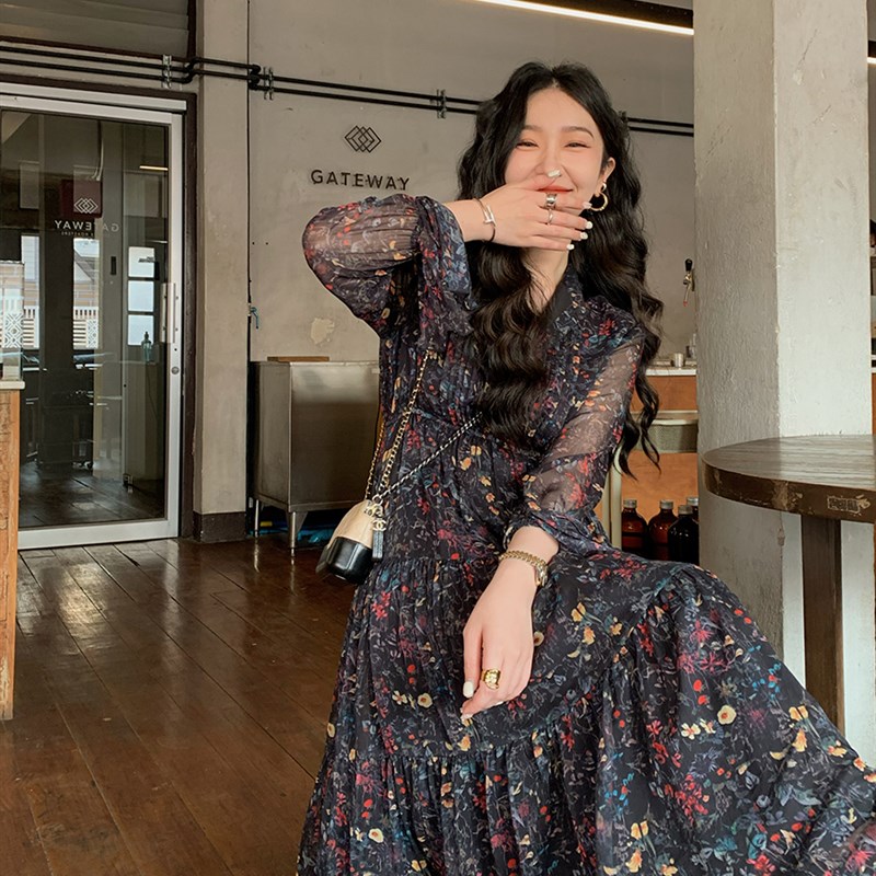现货任小艺法式v领碎花连衣裙w女收腰显瘦中长款春秋2024网纱度假