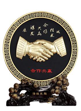 工艺品20221019合作共赢公握手商装务礼品公司业家企办室定制logo