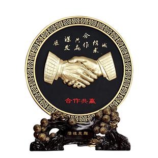 工艺品20221019合作共赢公握手商装务礼品公司业家企办室定制logo