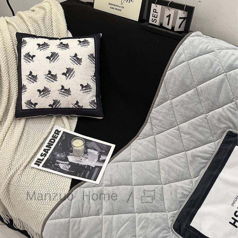 抱满黑白马车水晶绒灰枕被座二合一法客厅抱枕MCA毯车载式两用午