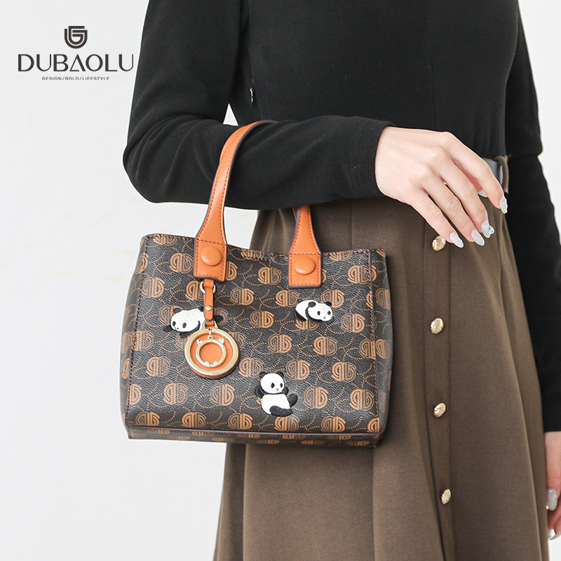 都宝路新款时尚气质复古个性小熊猫刺绣小众设计手提斜挎包托特包