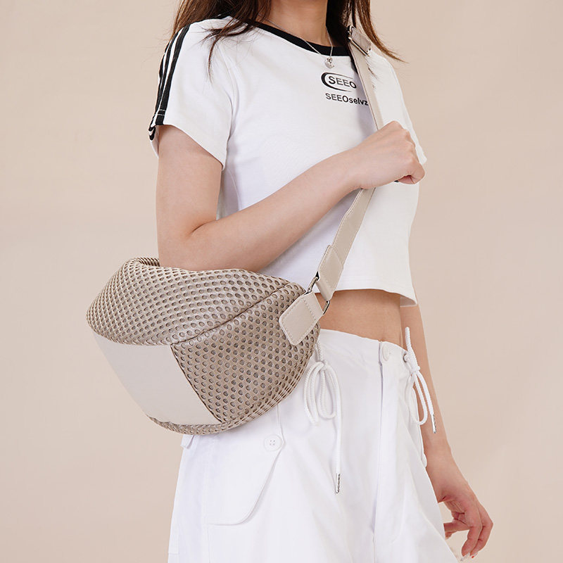 新款小众松弛感网面时尚百搭休闲通勤日常出行运动单肩斜挎饺子包