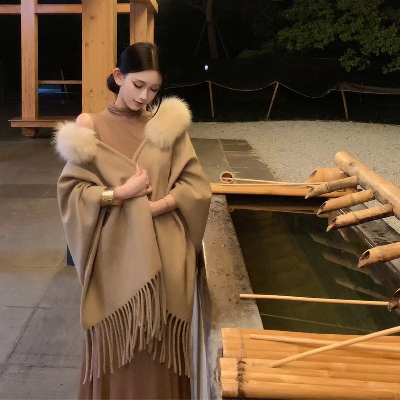 卡其色毛领披肩女外搭2025新款秋冬季氛围感纯色保暖斗篷披风