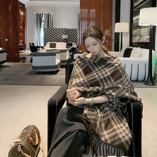 复古格纹披肩女2026年新款秋冬外搭流苏保暖英伦风百搭斗篷围巾