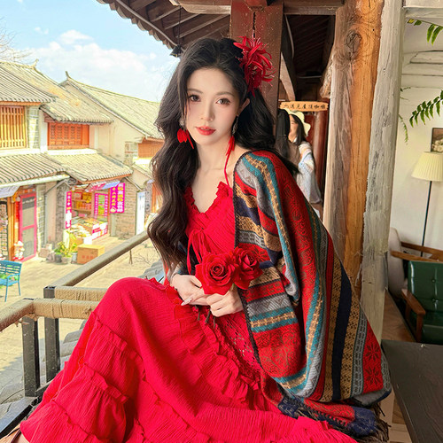 明媚美女~红色旅游披肩