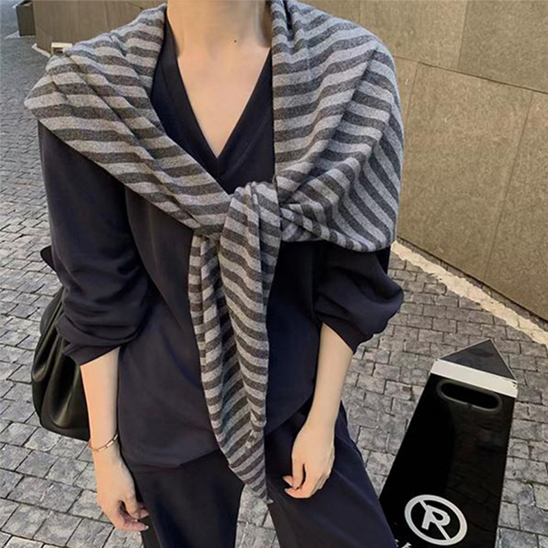 灰色条纹针织披肩外搭女2025新款