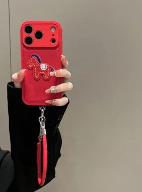 红色刺绣小马适用于苹果16promax手机壳防摔iPhone17/15pro手绳14promax仿皮13/12高级11保护套