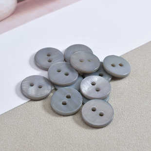 平面真贝壳纽扣河贝珍珠贝天然纽扣灰色浅灰两眼扣子衬衫衬衣开衫