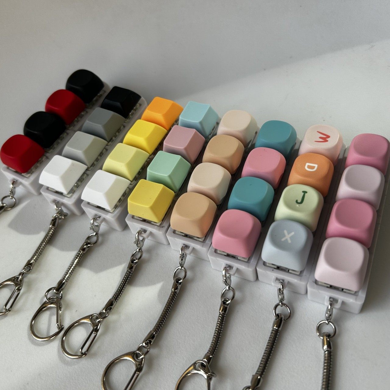 小方糖七彩发光解压按键发光解压钥匙扣挂件机械键盘解压按钮