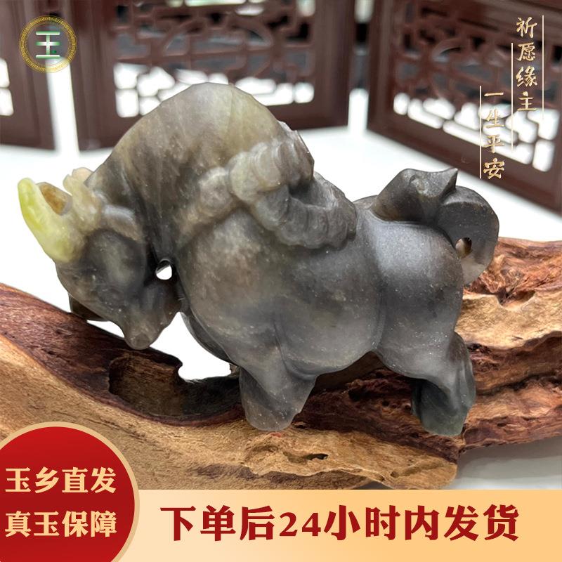 把南阳独山玉斗牛手件生肖手巧把牛件俏色雕GSI牛气冲天摆件精美