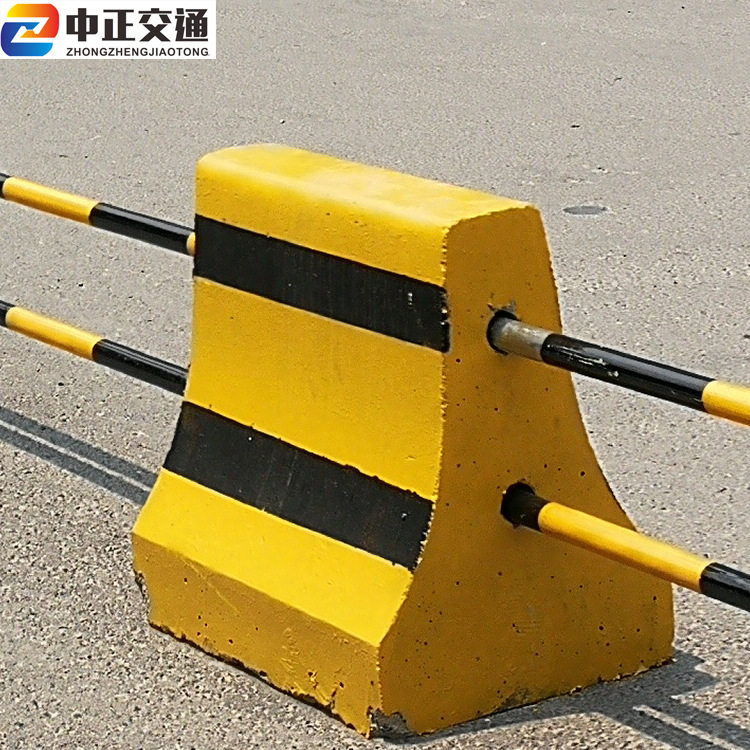 工地高速路口防撞混凝土护栏墩