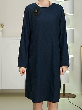 柯罗芭冬季专柜同款藏蓝色绣花钉珠时尚连衣裙  LY1132 ￥4990