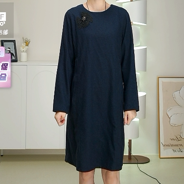 柯罗芭冬季专柜同款藏蓝色绣花钉珠时尚连衣裙  LY1132 ￥4990