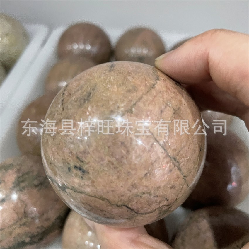 热销天然水晶红纹石球摆件水晶原石手把件家居办公装饰工艺品