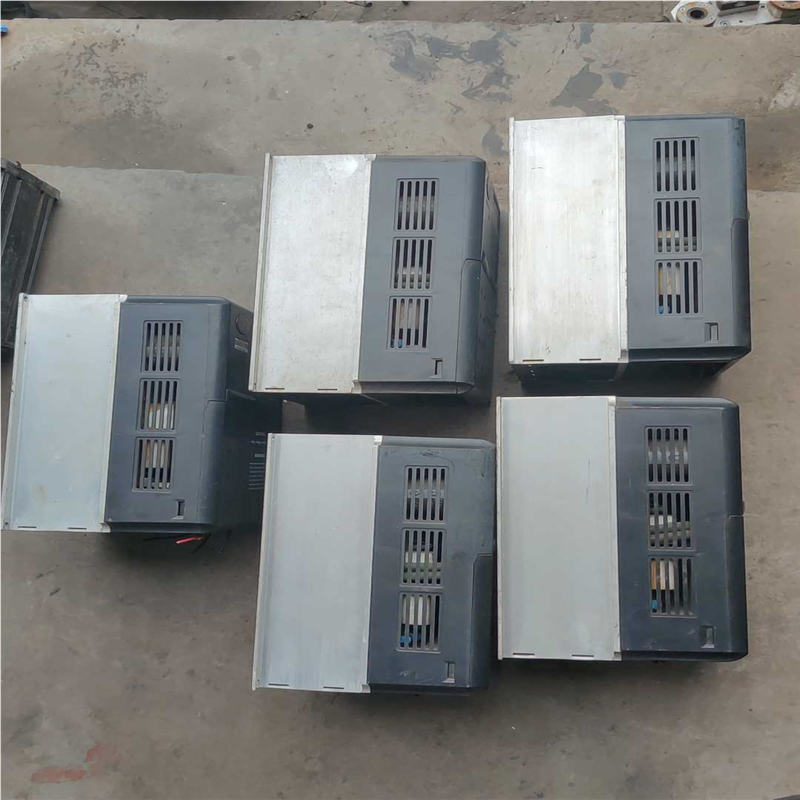 议~富凌变频器3.7kw，黑的还有4台，350一台，白的6台28