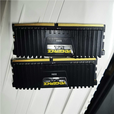 【顺庆】美商海盗船内存 ddr4 8gx2 3200 成色很新保护膜【议价】