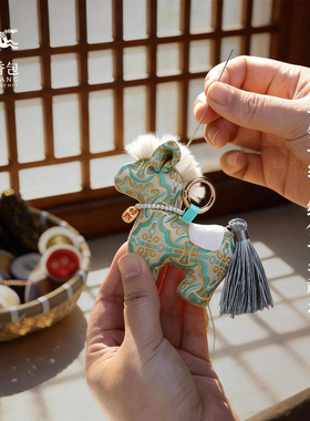 徐州非遗马庄香包宋锦七彩小马手工缝制中药香囊马年订制伴手礼品