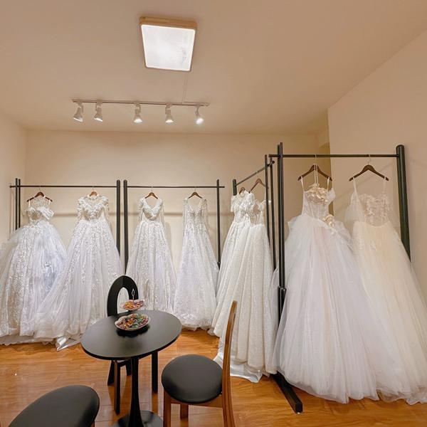 新款婚纱架子高档轻奢影楼礼服货架中式挂衣架黑色落地婚纱展示架