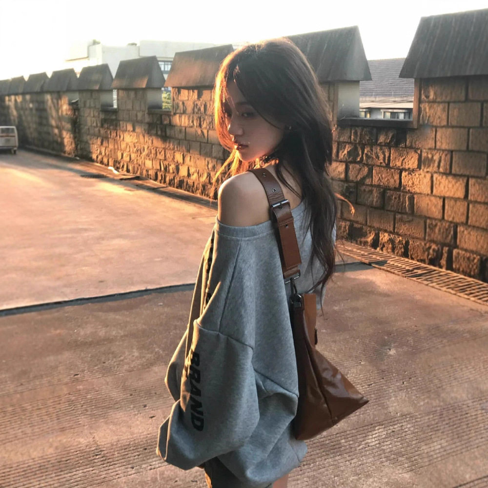 美式斜肩卫衣女款新露肩早秋穿搭早秋chic上衣2025新款秋季长袖